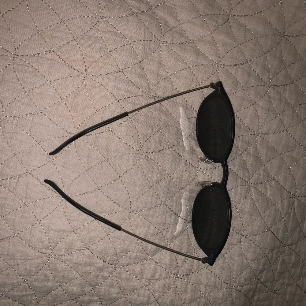 Authentic Ray-Ban Sunglasses. Style: ERIKA. BLACK. - Picture 2 of 3